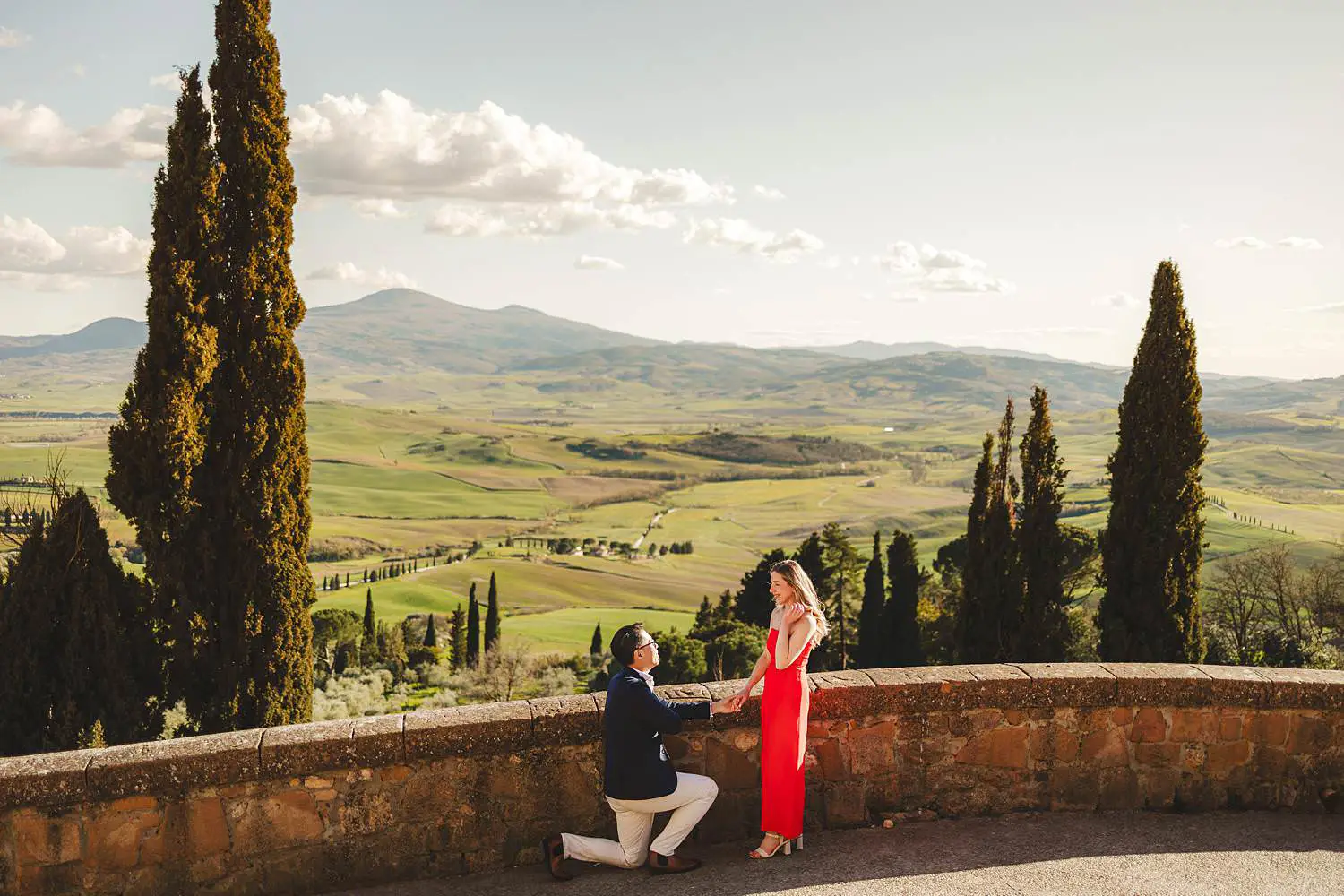 A surprise proposal at the panoramic viewpoint of Pienza