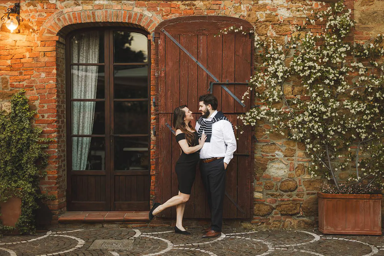 Warm and authentic couple photo shoot in Agriturismo Renello near Siena
