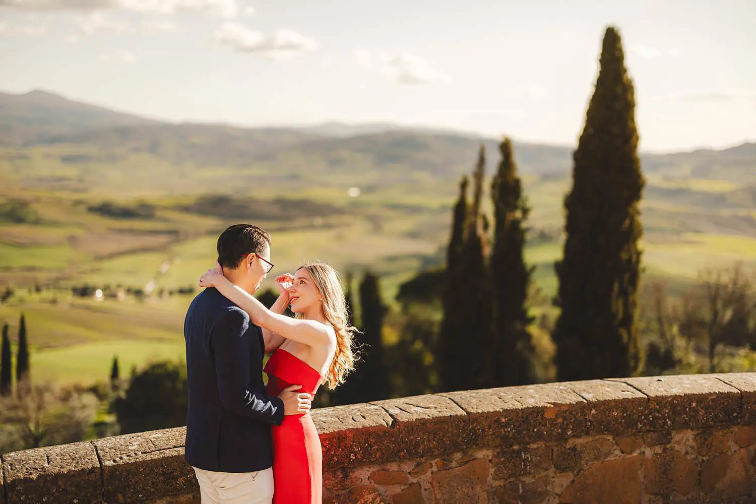 An emotional surprise proposal at the panoramic viewpoint of Pienza