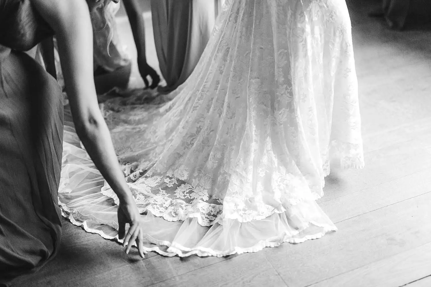 Lovely bride get ready in the peaceful atmosphere of the agriturismo Quercia al Poggio