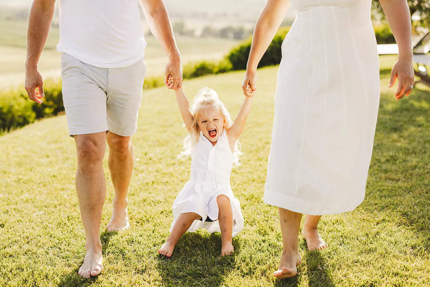 A joyful family photo session in Val d’Orcia during a Tuscany vacation