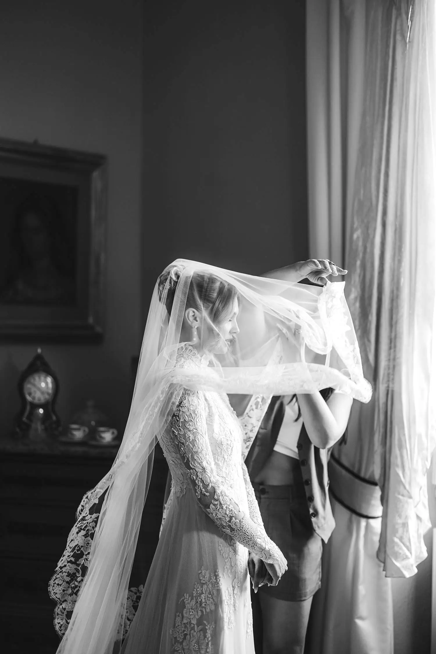 Elegant bride wedding photo during getting ready at Villa Belvedere in Loro Ciuffenna