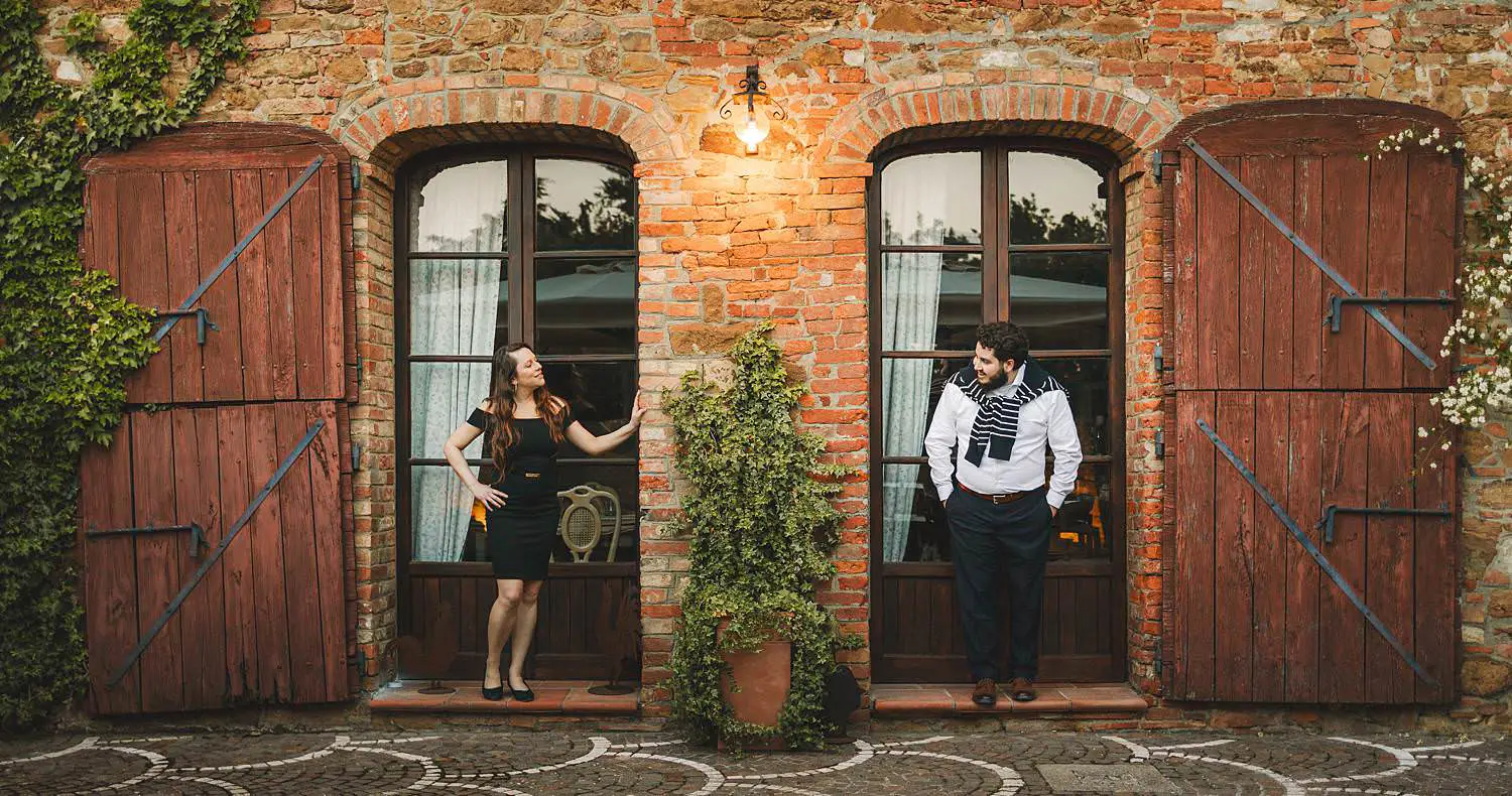 A relaxed engagement photoshoot at Agriturismo Renello near Siena