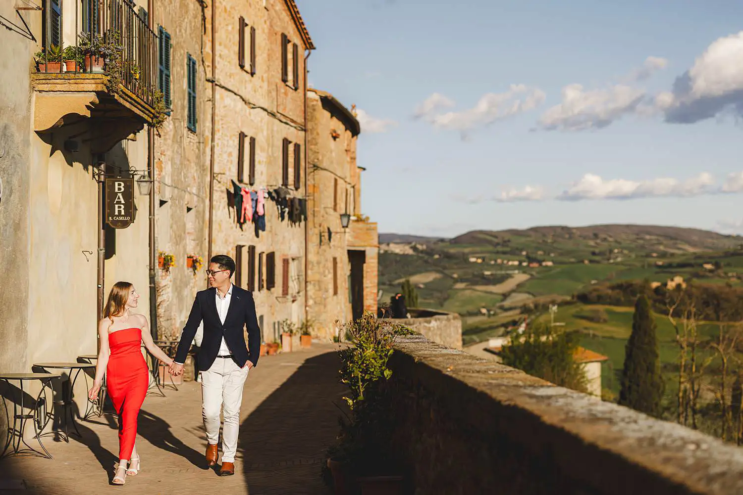 A relaxed engagement photoshoot in Pienza
