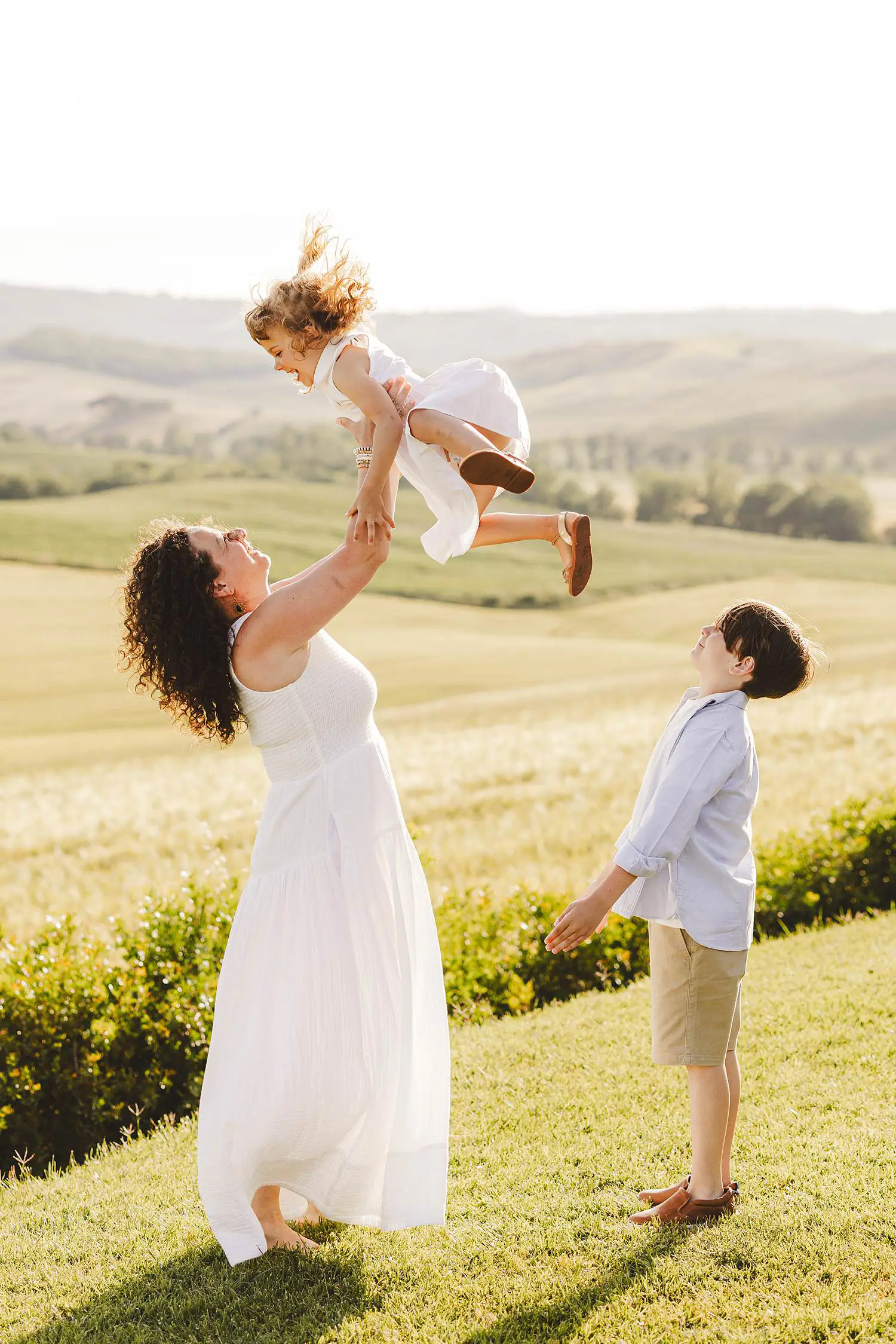 Most iconic landscapes of the Val d’Orcia for this family reunion photo session near Pienza