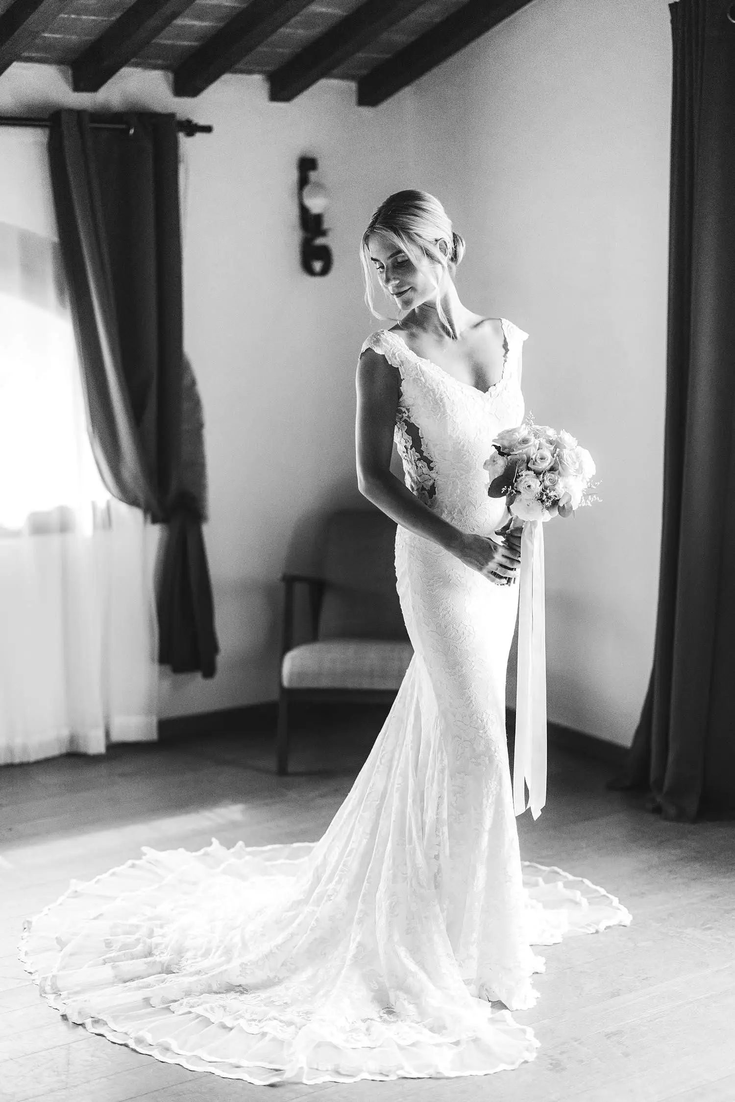 Beautiful bride got ready in a calm and intimate setting at Agriturismo Quercia al Poggio