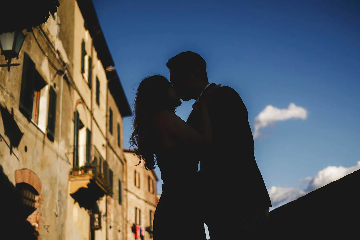 Creative and modern engagement photoshoot in charming historic streets of Pienza