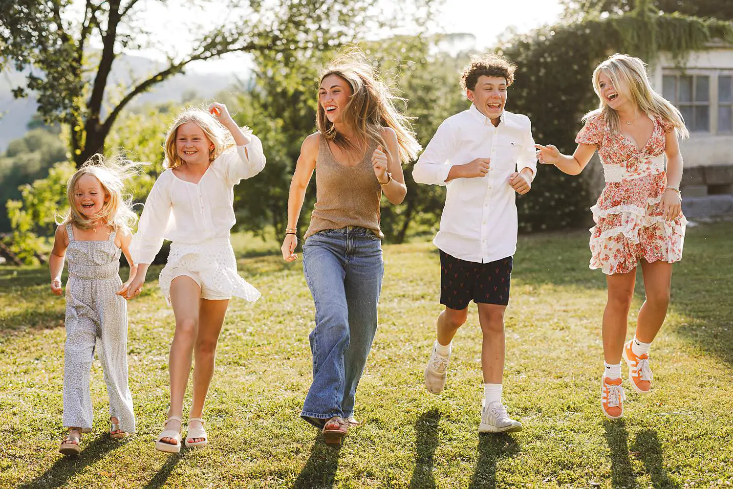 Lovely family reunion under golden light at La Querce dei Medici in Mugello