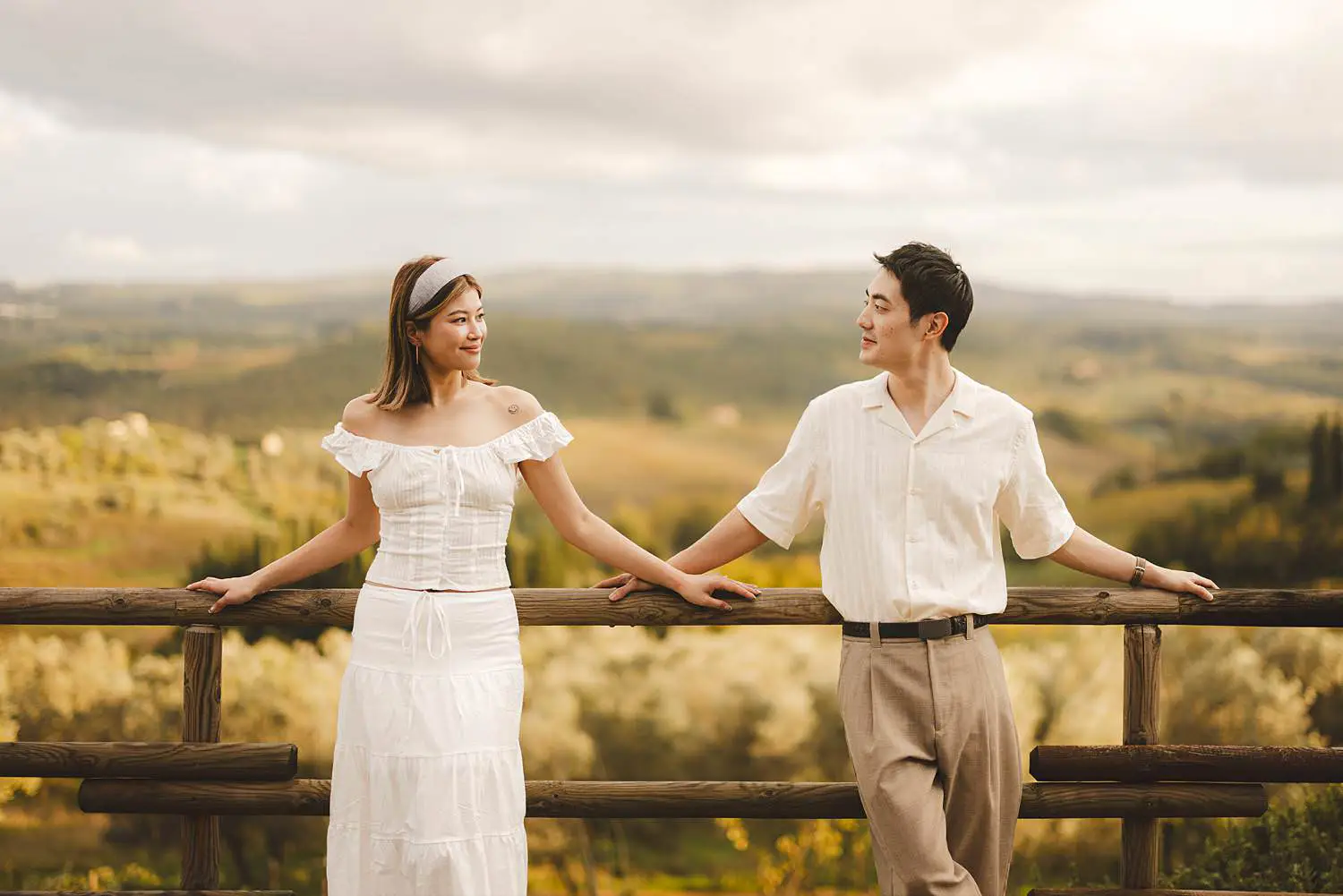 Elegant couple shoot at Castello del Nero with breathtaking views over the Tuscan hills