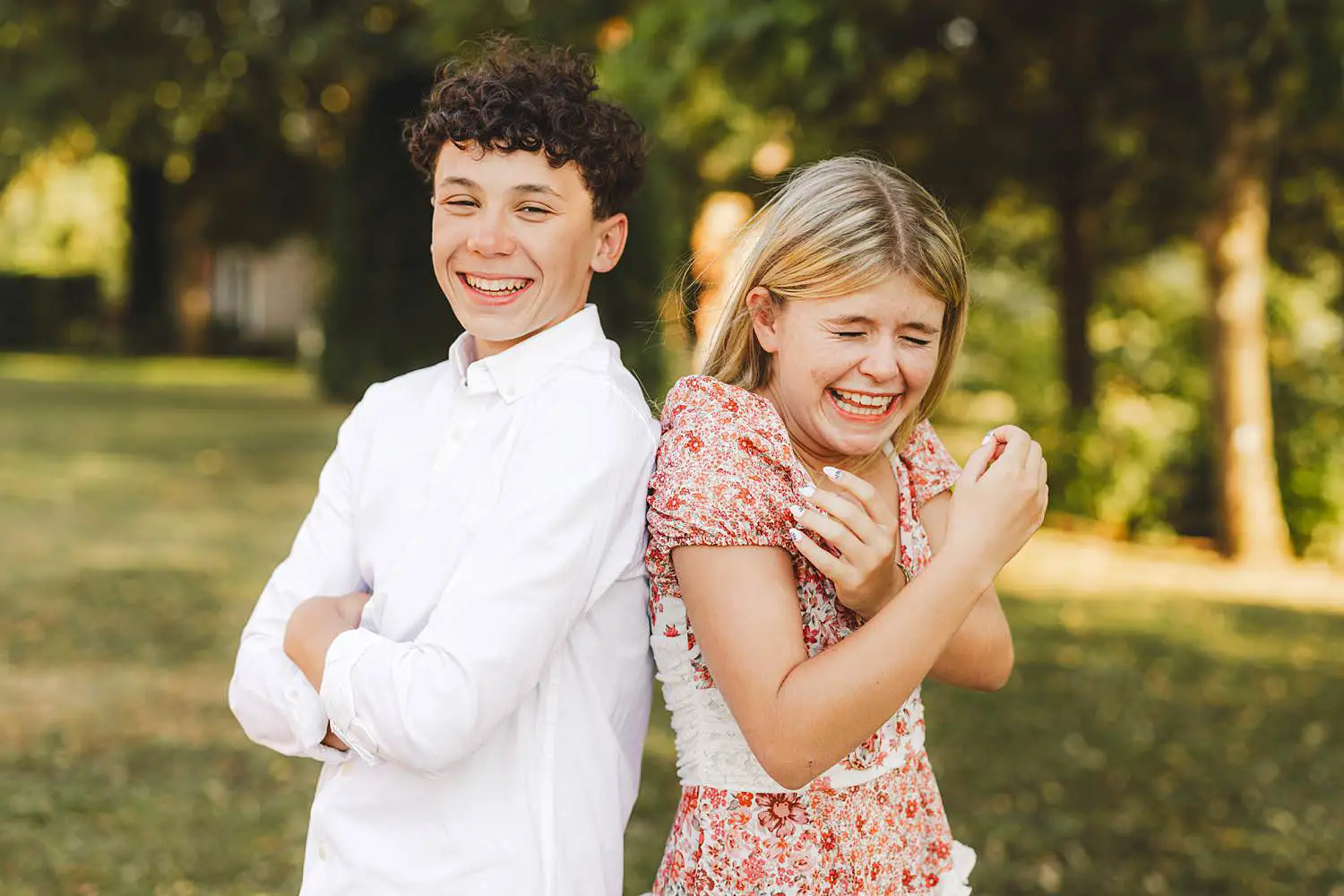 Lovely family reunion under golden light at La Querce dei Medici in Mugello