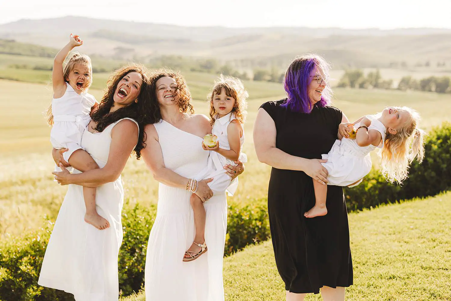 Most iconic landscapes of the Val d’Orcia for this family reunion photo session near Pienza