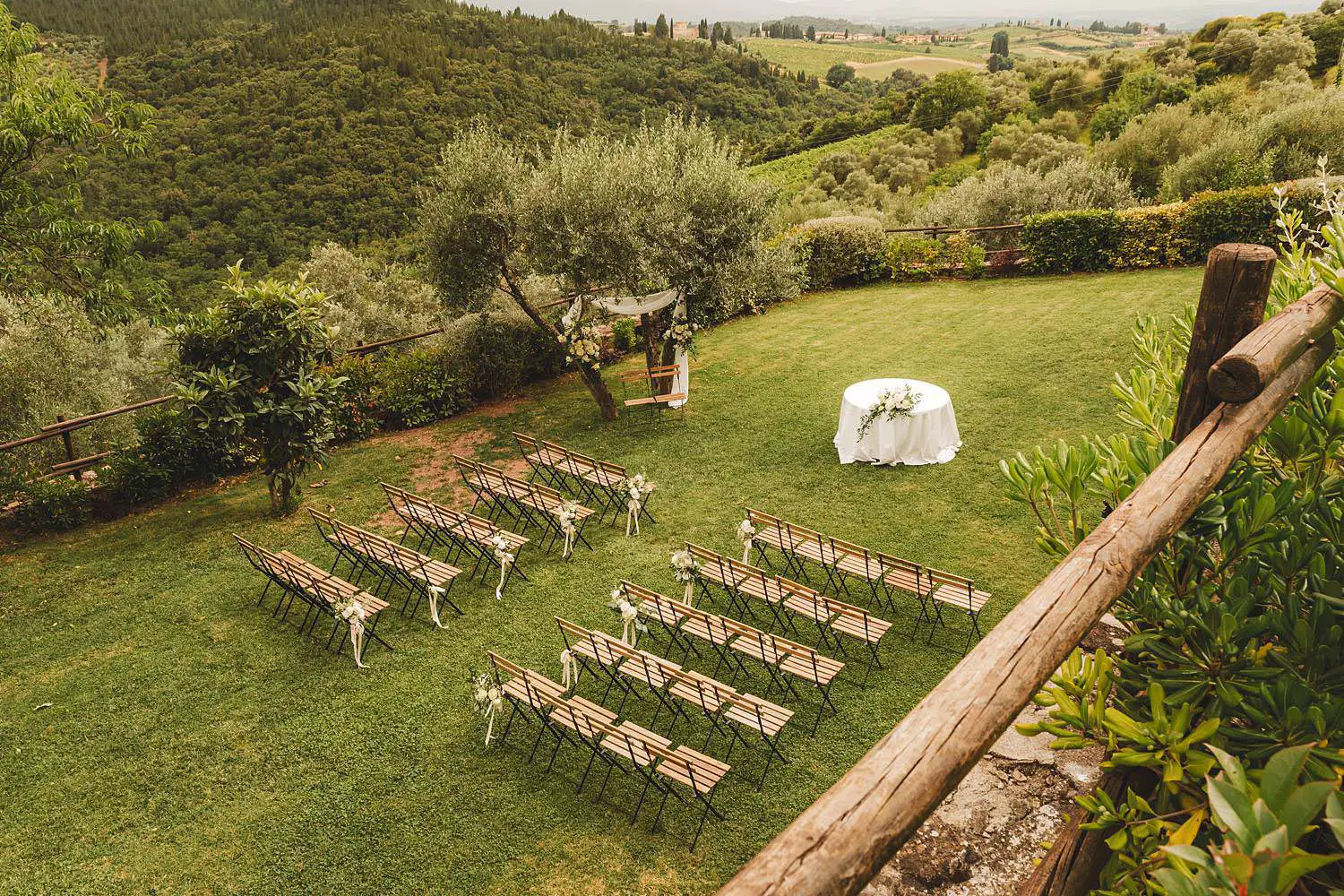 A romantic ceremony atmosphere in nature at Fattoria Quercia al Poggio