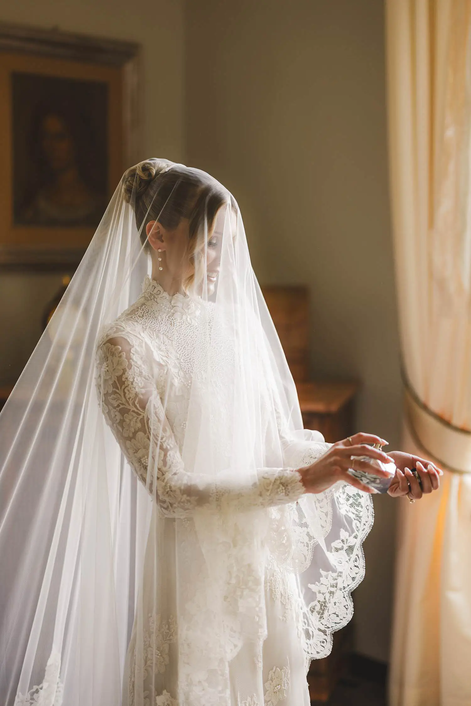 Documentary wedding photographer in Tuscany at Villa Belvedere Loro Ciuffenna with focus on elegance and beauty