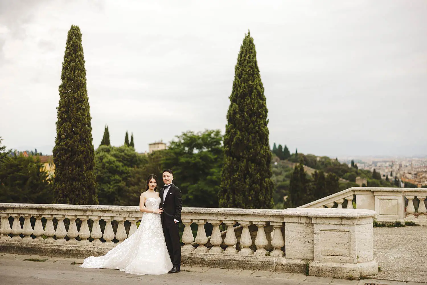 Elegant and classic pre-wedding couple shoot in the most iconic panoramic site of Florence
