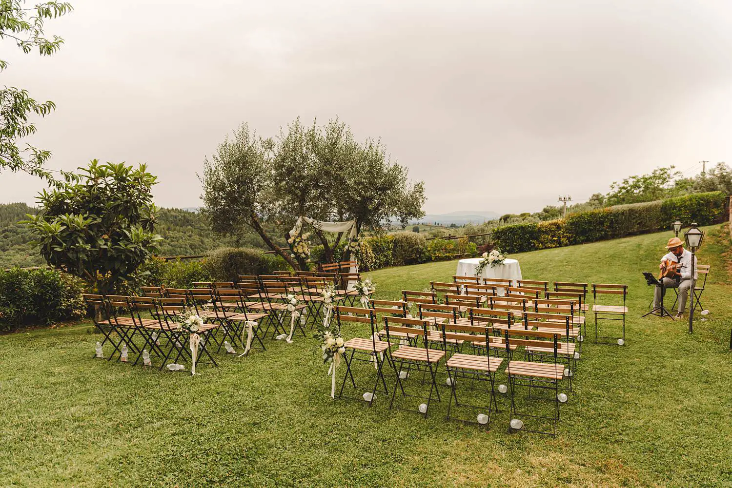 A romantic ceremony atmosphere in nature at Fattoria Quercia al Poggio