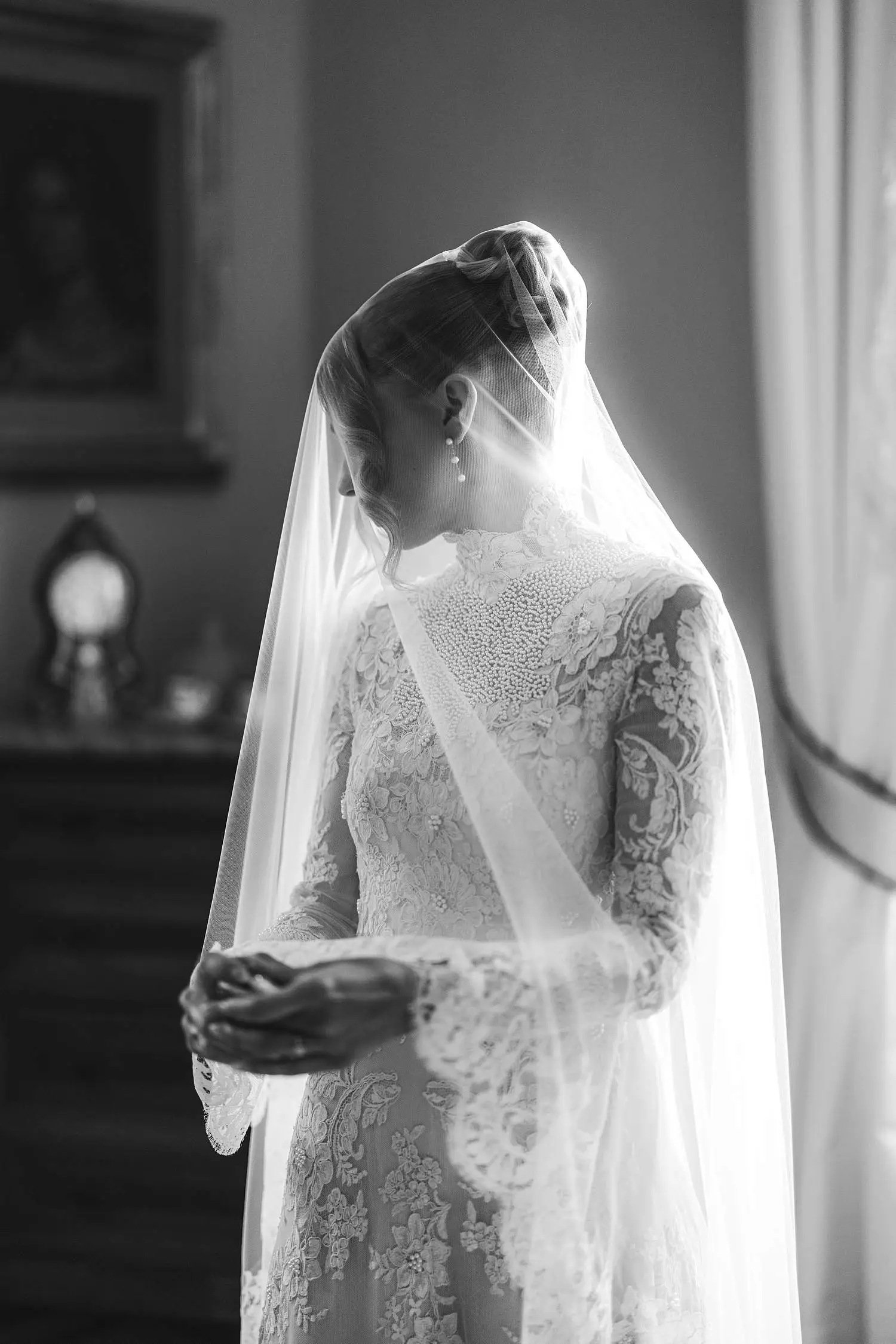 Documentary wedding photographer in Tuscany at Villa Belvedere Loro Ciuffenna with focus on elegance and beauty