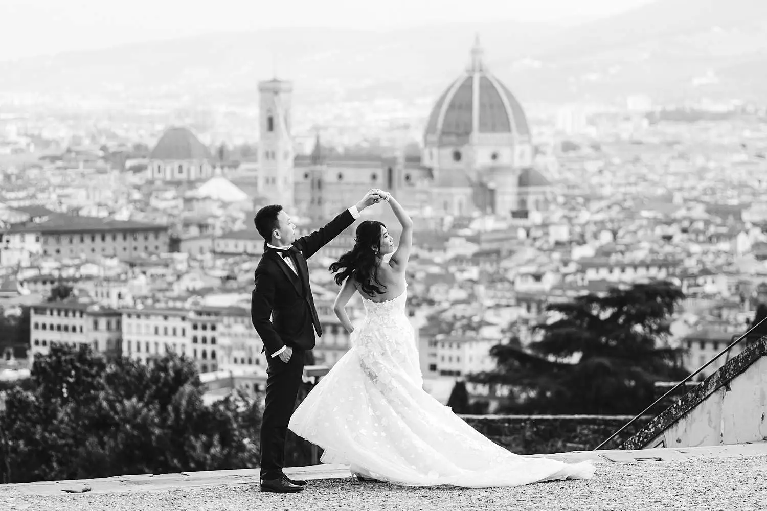 Elegant and classic pre-wedding couple shoot in the most iconic panoramic site of Florence