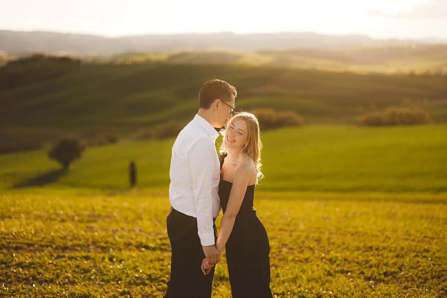 Golden hour romantic portraits under warm light of Pienza in the most iconic landscapes in Tuscany