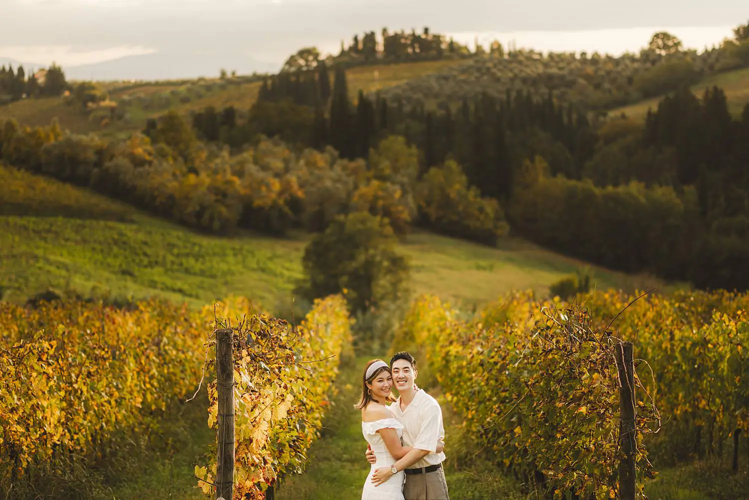 Dreaming engagement couple photo shoot at Castello del Nero and sunset in the vineyards