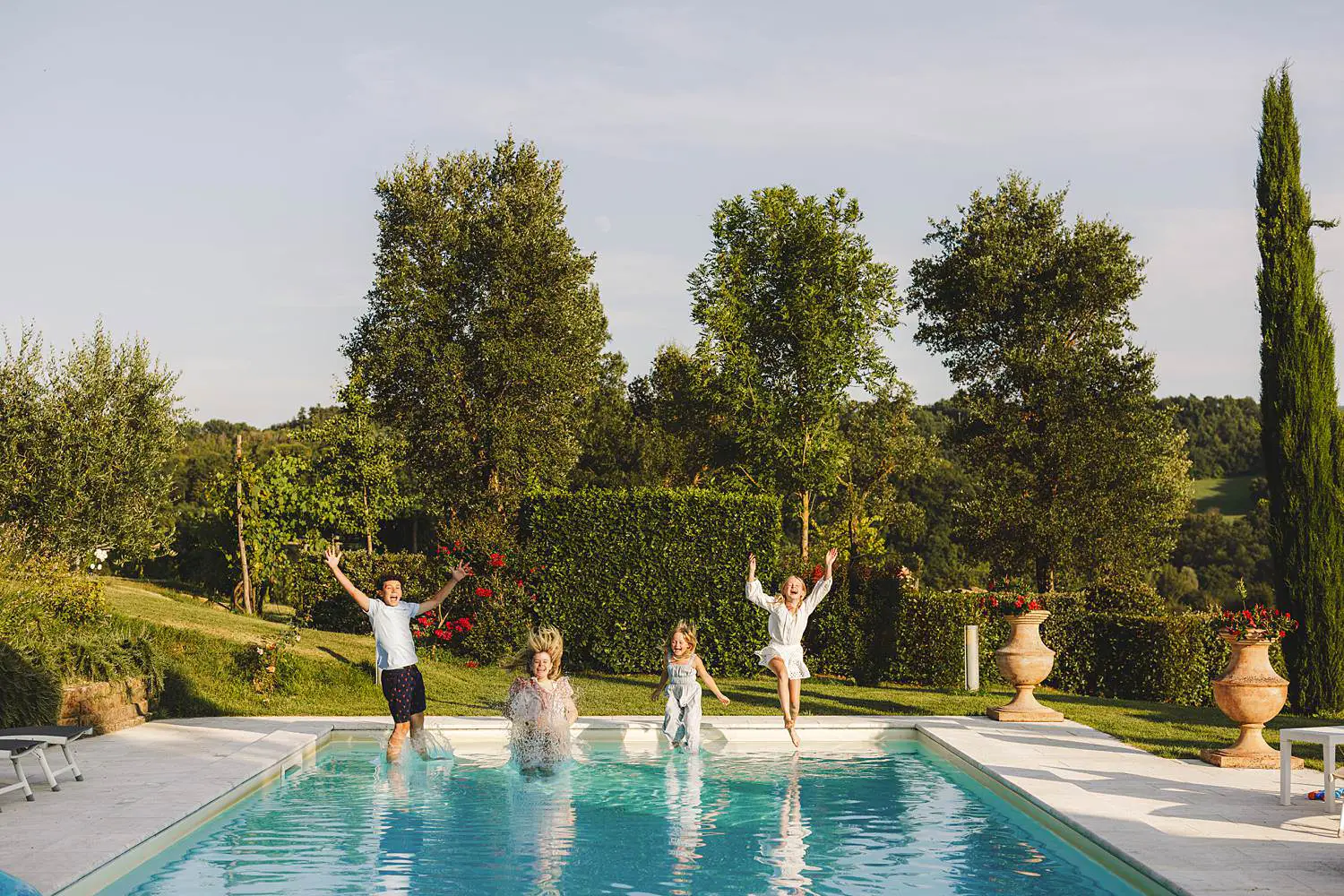 Lovely and exciting family photo session with warm Tuscan light at La Querce dei Medici in Mugello