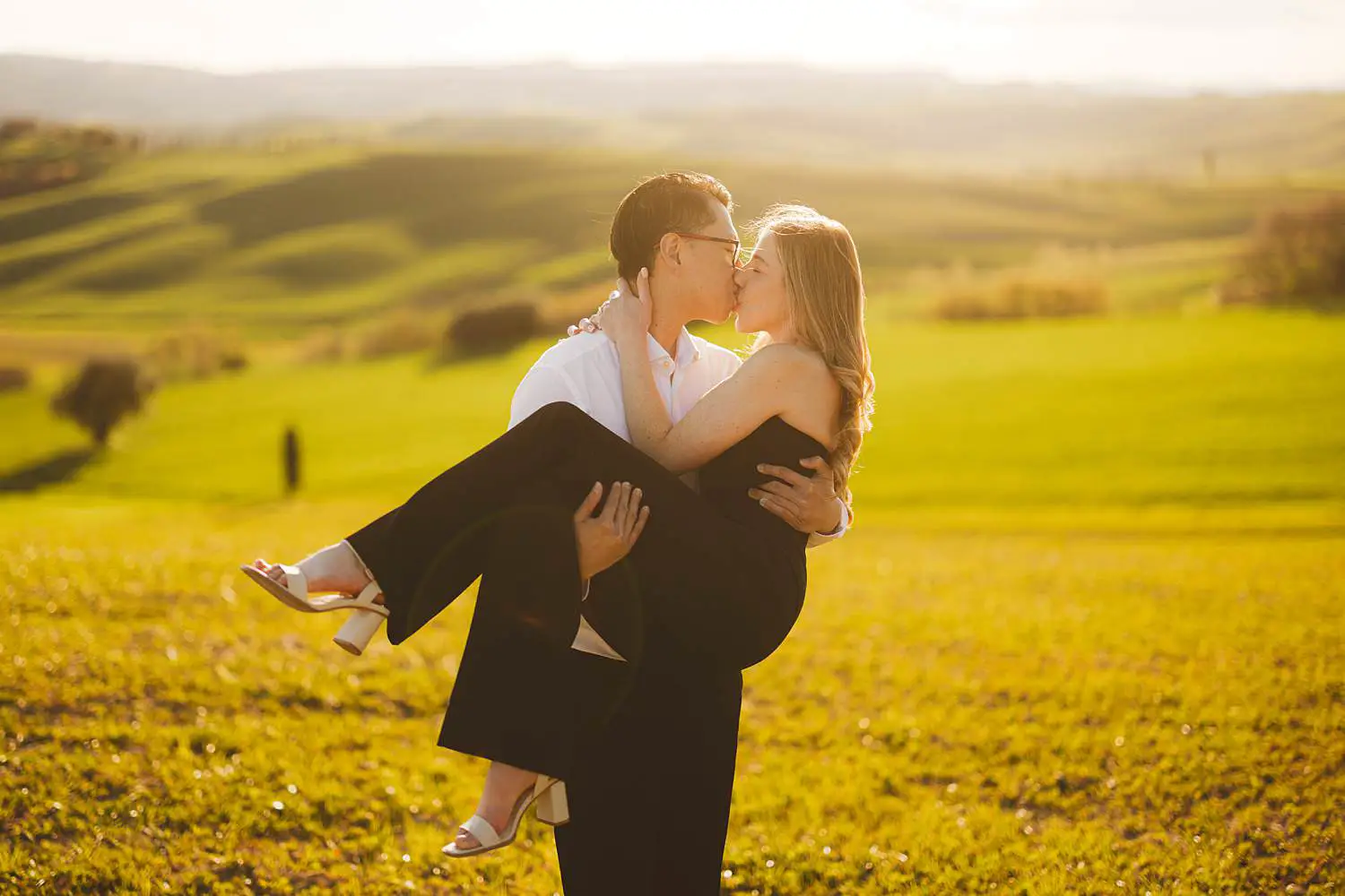 Golden hour romantic portraits under warm light of Pienza in the most iconic landscapes in Tuscany