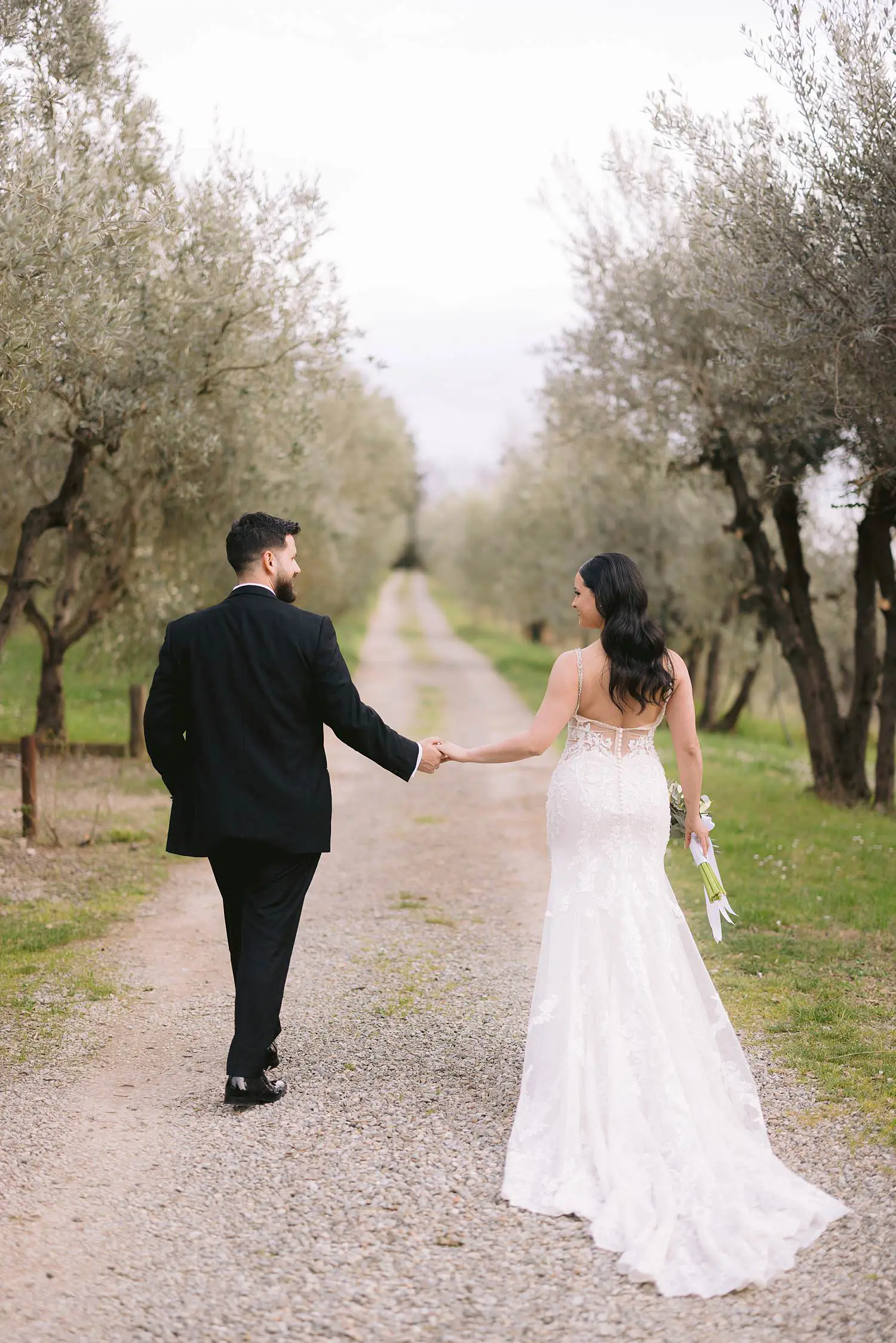 Romantic elopement photoshoot in Chianti countryside