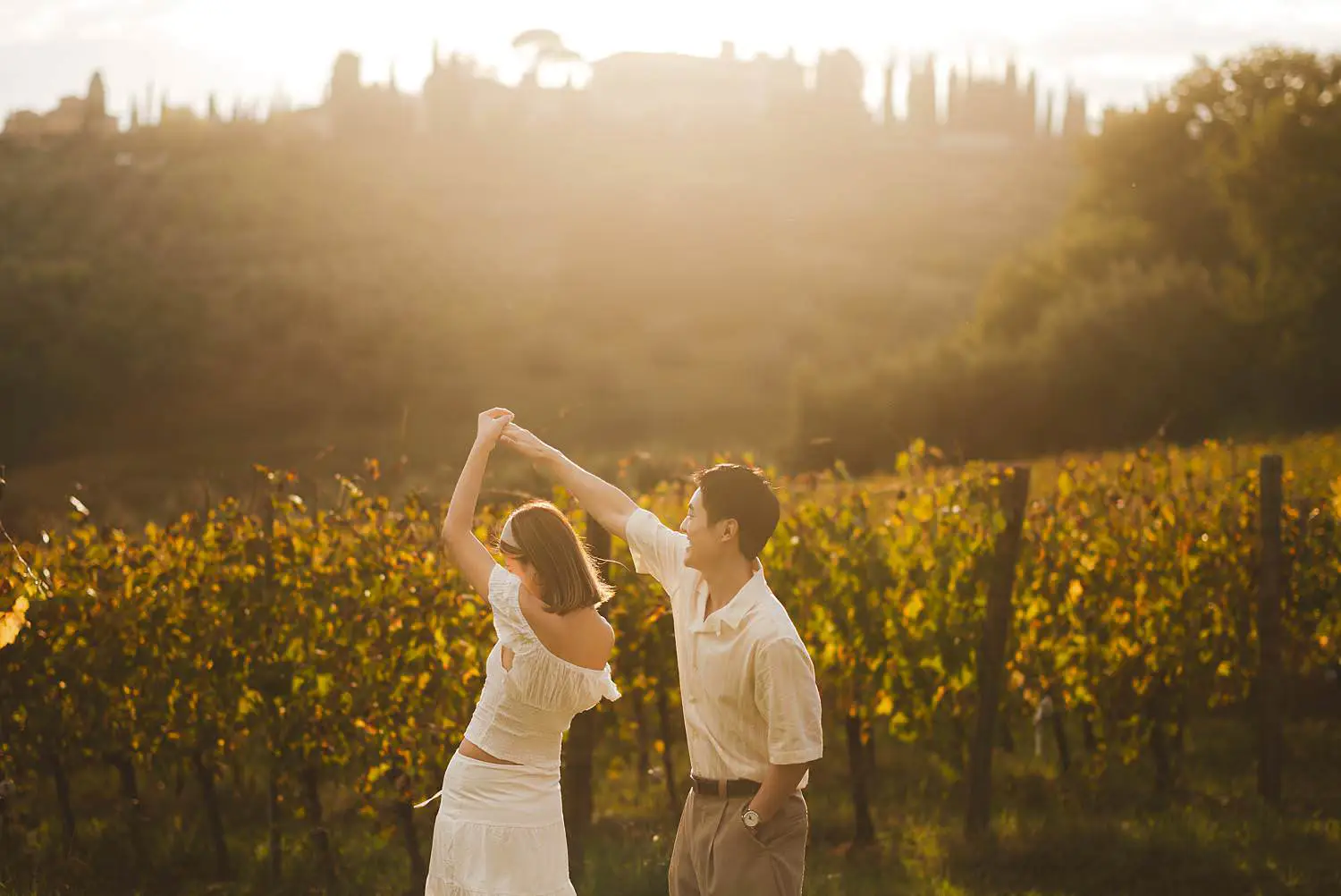 Dreaming engagement couple photo shoot at Castello del Nero and sunset in the vineyards