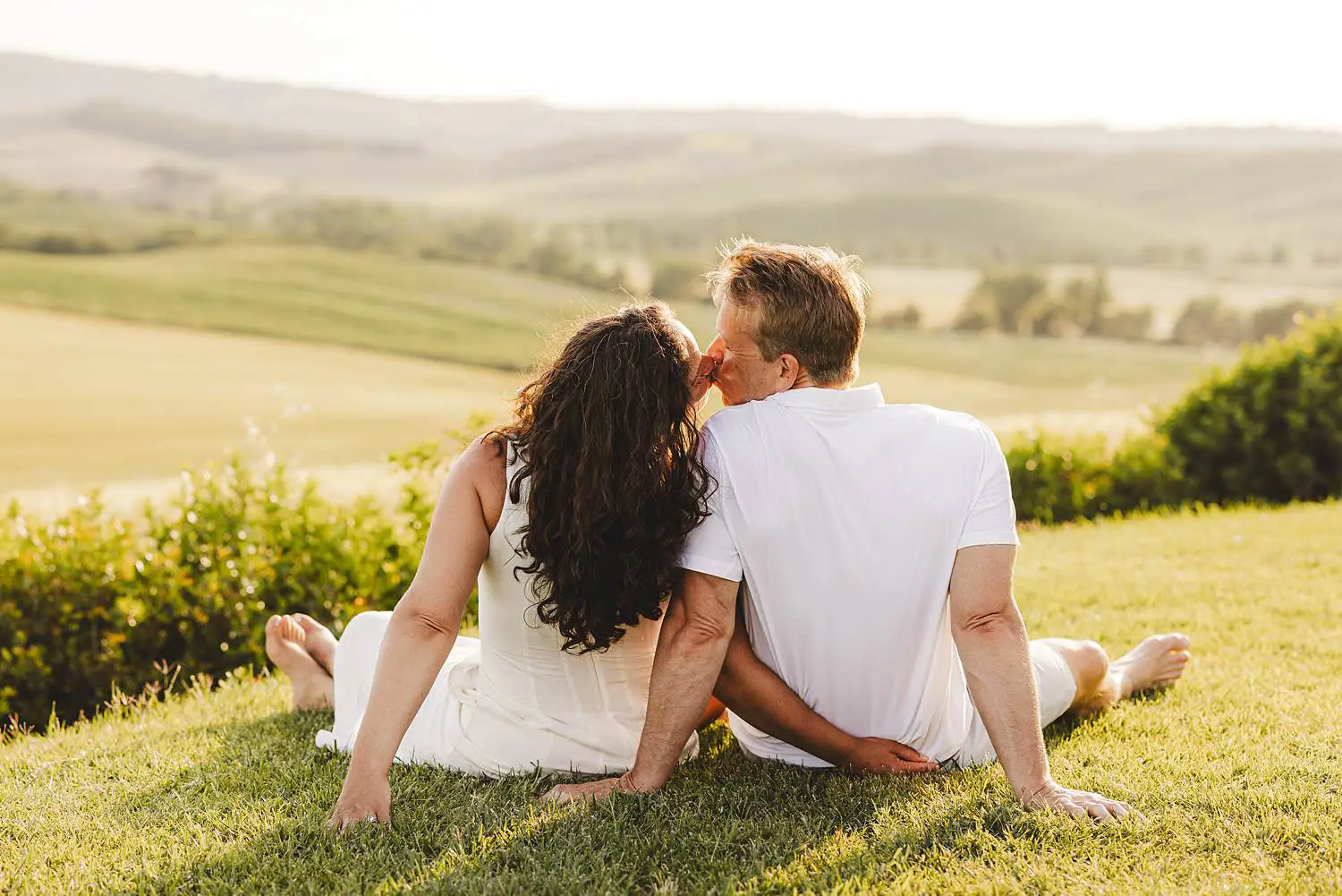 A joyful family photo session in Val d’Orcia during a Tuscany vacation