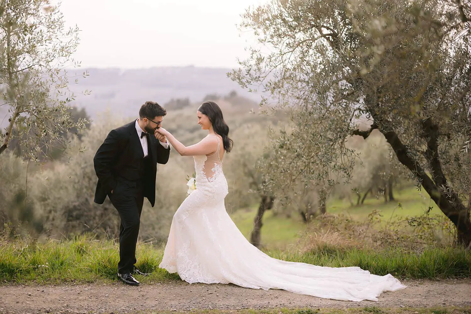 A romantic escape in the Chianti countryside, Bride and groom elopement couple shoot