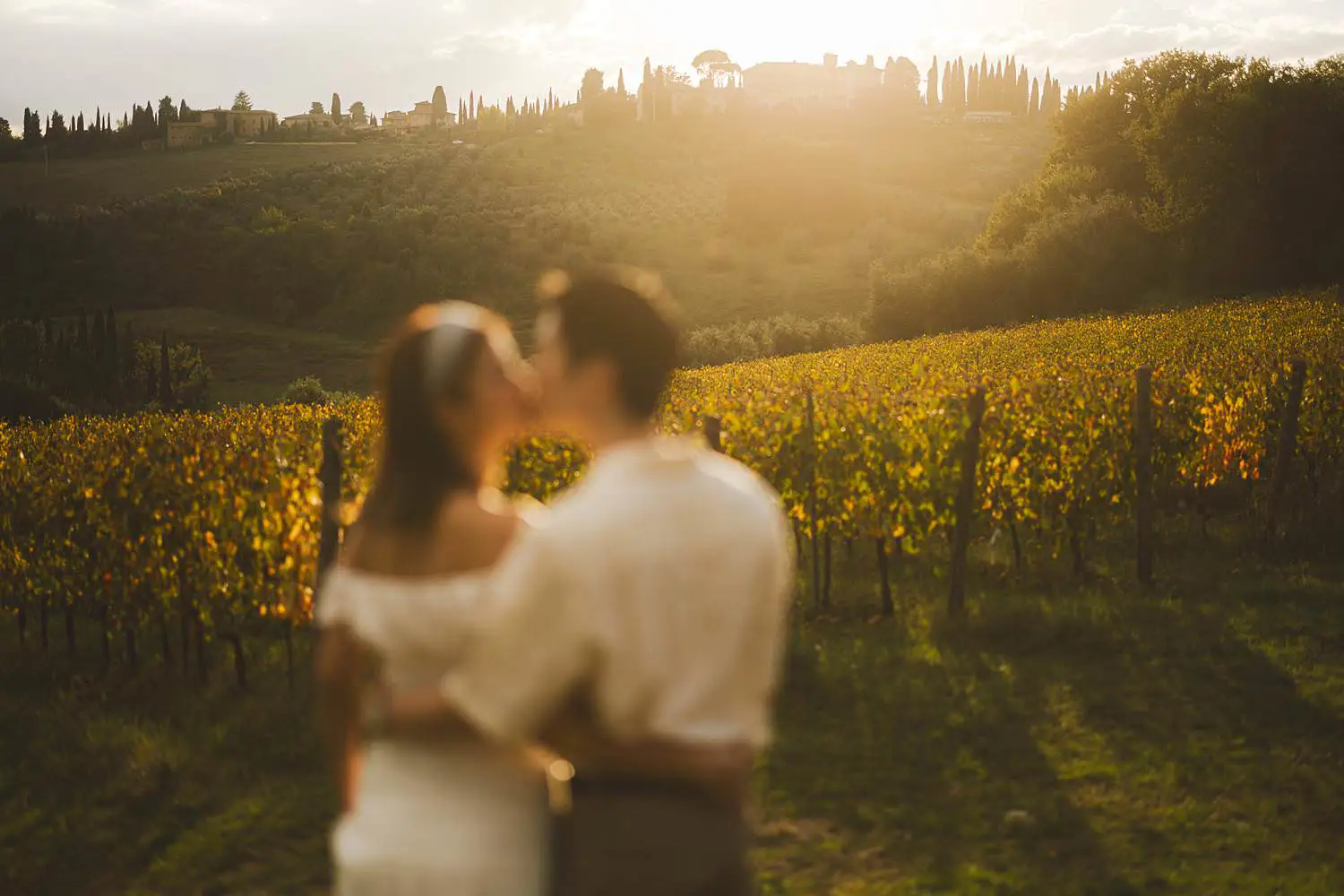 Dreaming engagement couple photo shoot at Castello del Nero and sunset in the vineyards