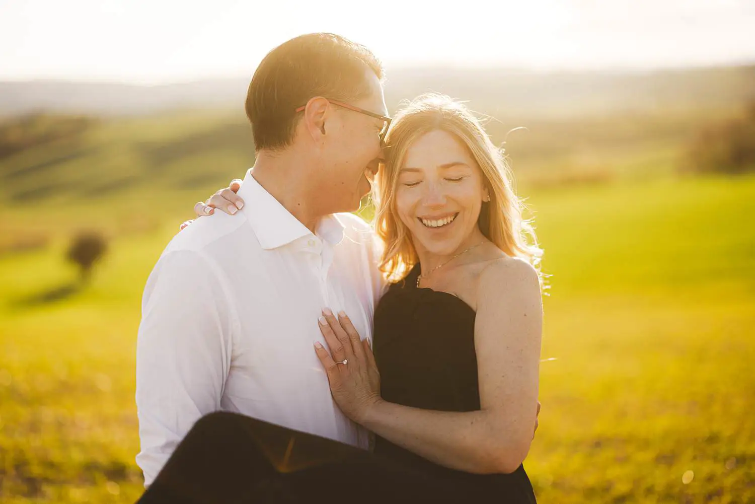 Golden hour romantic portraits under warm light of Pienza in the most iconic landscapes in Tuscany
