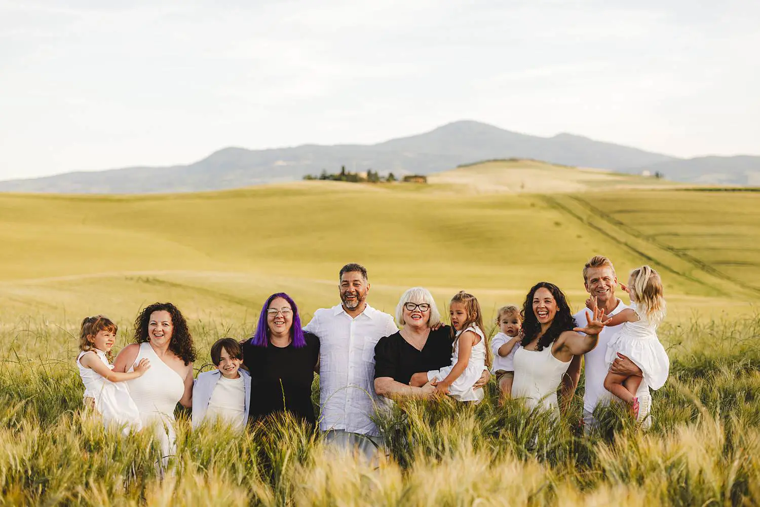 A joyful family photo session in Val d’Orcia during a Tuscany vacation