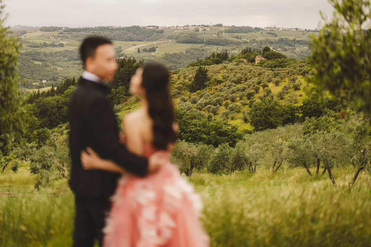 Creative and modern pre-wedding couple shoot in Tuscany countryside