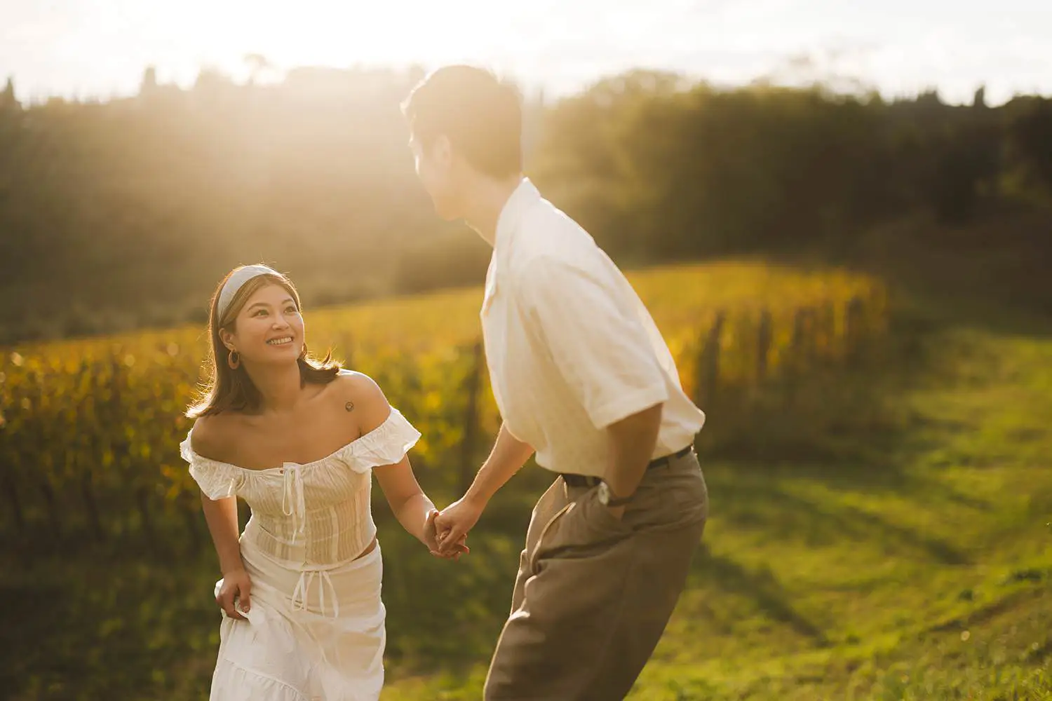 Spontaneous and romantic couple photo session at the Castello del Nero in the heart of Chianti