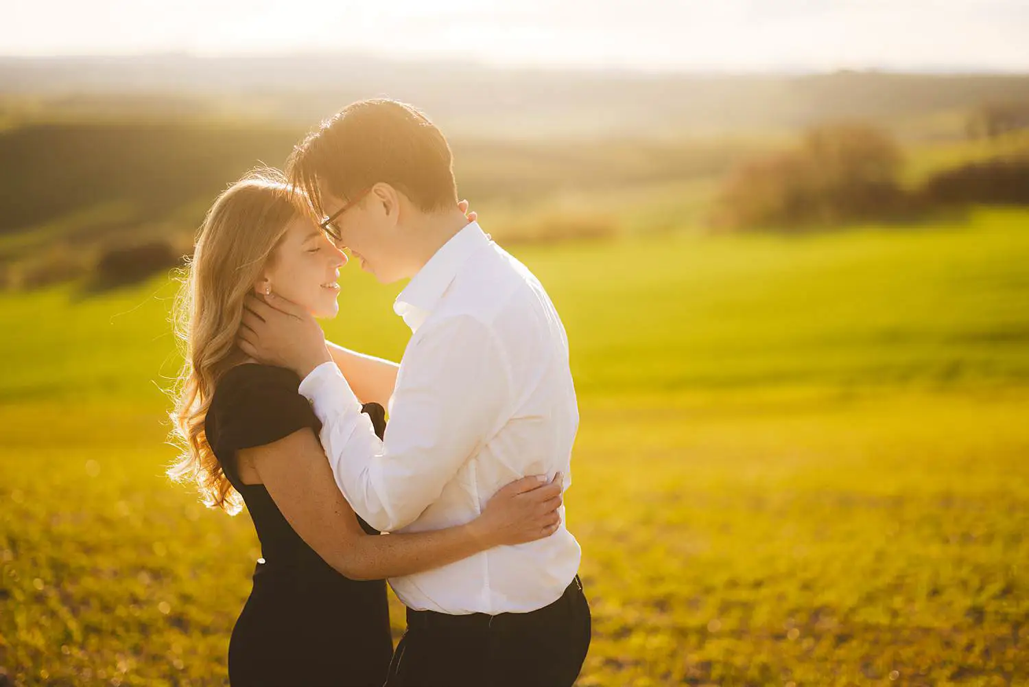 Golden hour romantic portraits under warm light of Pienza in the most iconic landscapes in Tuscany