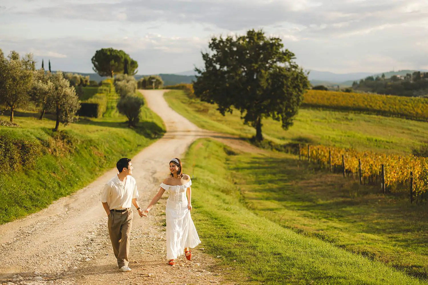 Spontaneous and romantic couple photo session at the Castello del Nero in the heart of Chianti
