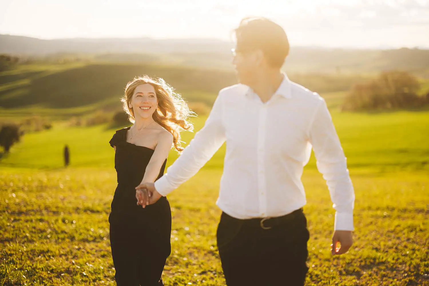 Golden hour candid portraits under warm light of Pienza in the most iconic landscapes in Tuscany