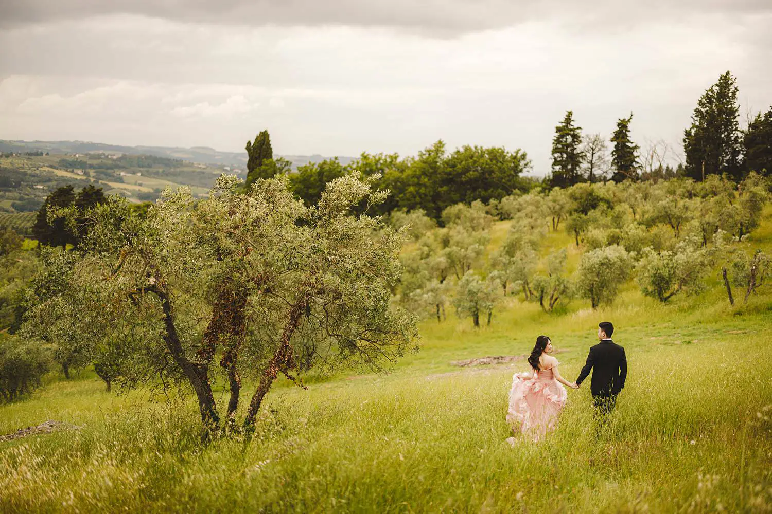 Romantic and timeless pre-wedding couple shoot in the Chianti countryside
