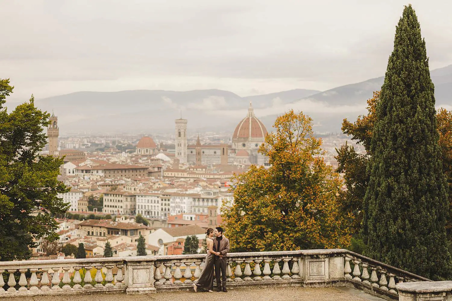 Romantic and fairytale engagement photo session in the most iconic panoramic viewpoint of Florence under a soft rain