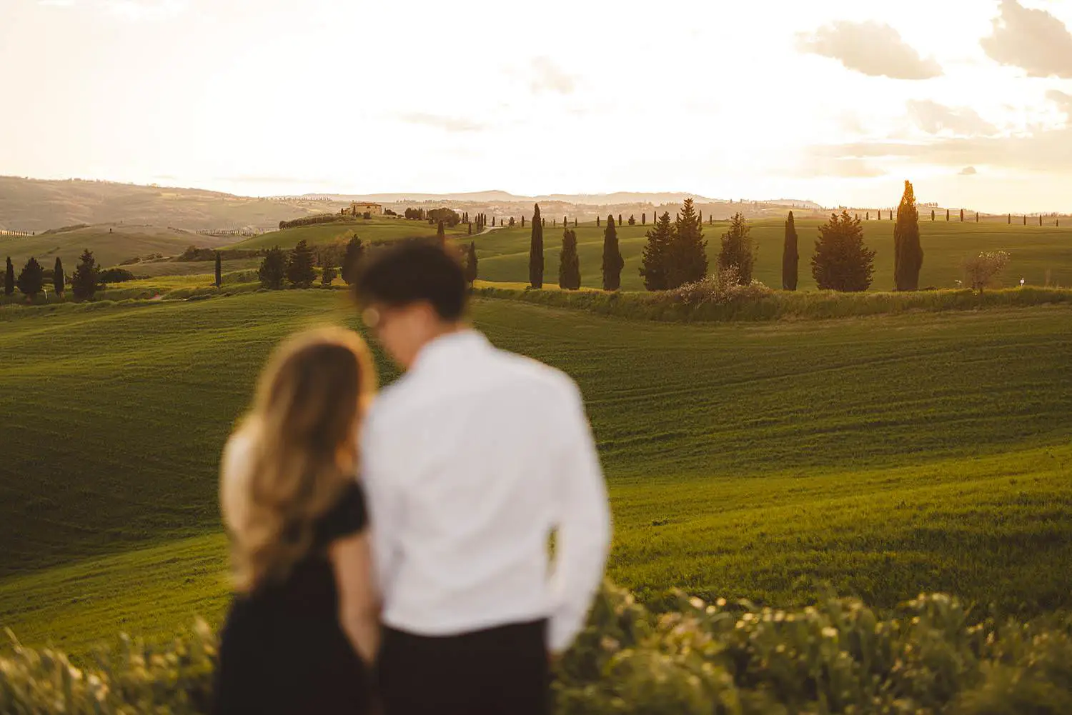 Lovely and romantic photoshoot along the famous green rolling hills of the Val d’Orcia near Pienza