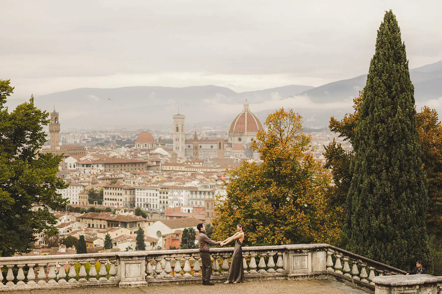 Romantic and fairytale engagement photo session in the most iconic panoramic viewpoint of Florence under a soft rain
