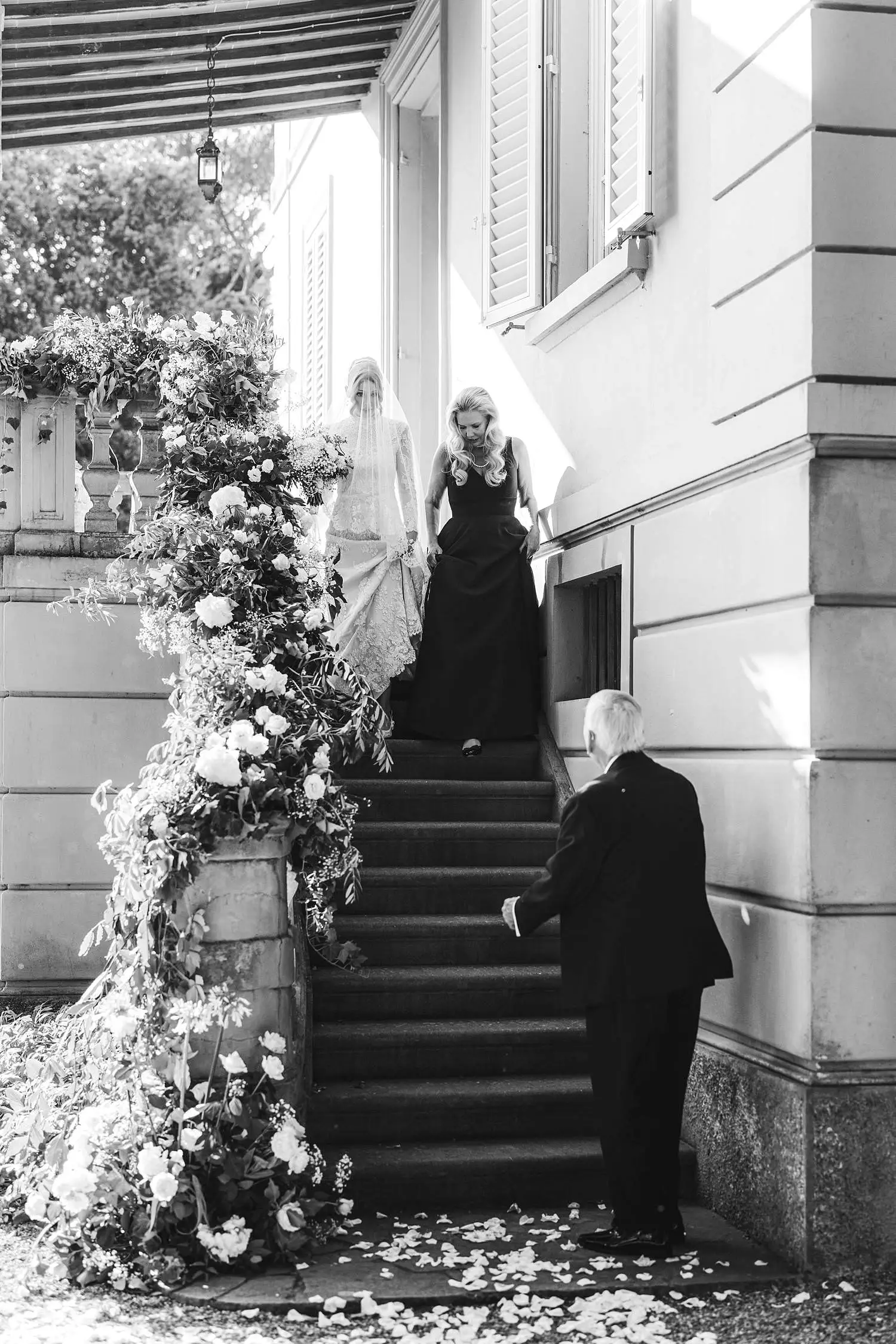 Emotional walk of the bride and mom on the main staircase of Villa Belvedere in Loro Ciuffenna