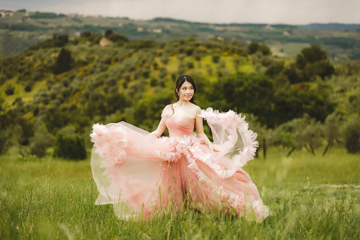 Creative and modern pre-wedding couple shoot in Tuscany countryside