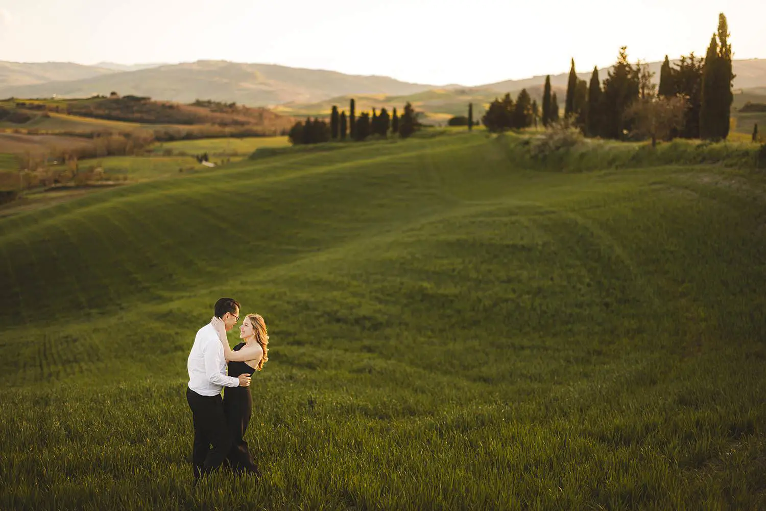 Lovely and romantic photoshoot along the famous green rolling hills of the Val d’Orcia near Pienza