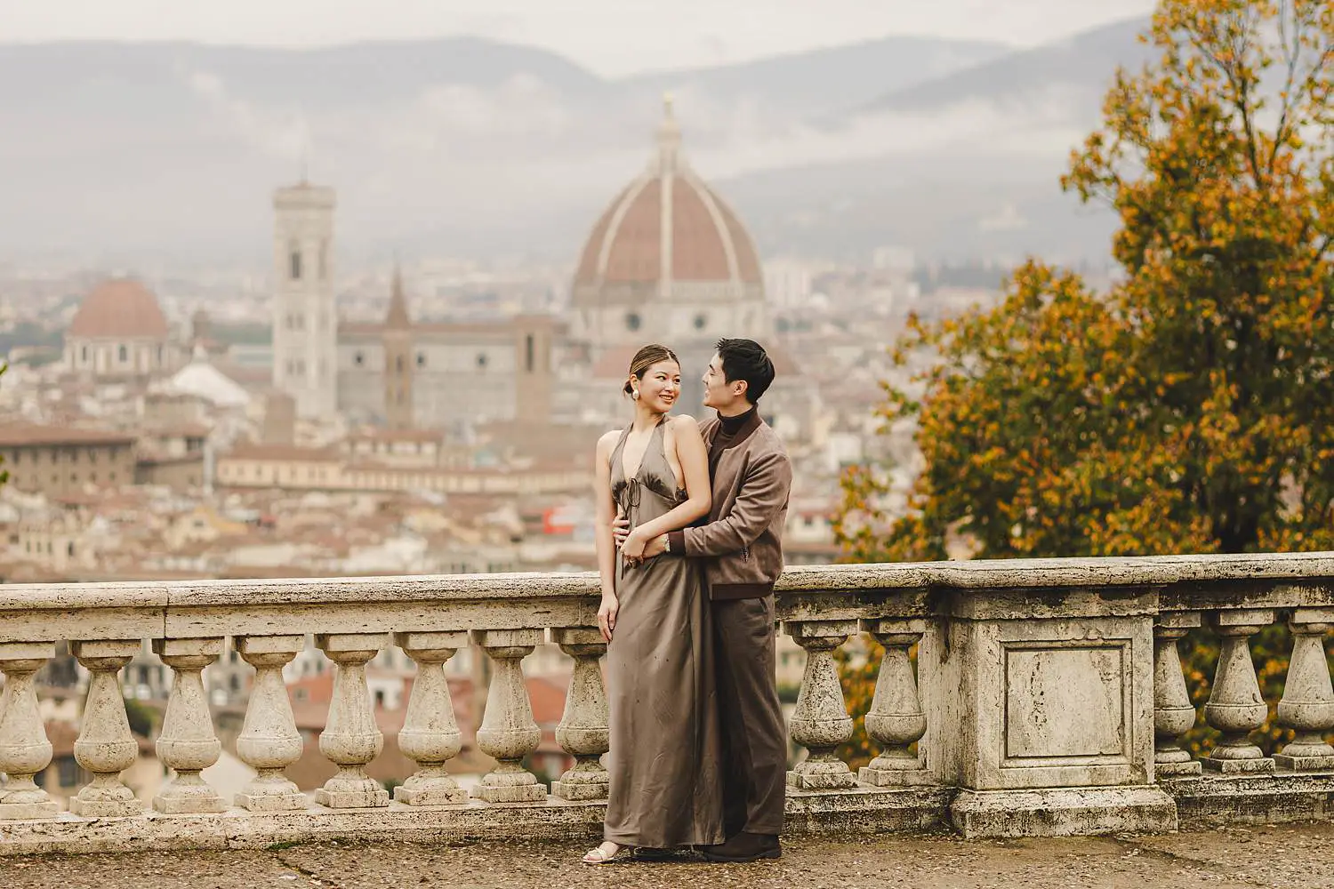Romantic and fairytale engagement photo session in the most iconic panoramic viewpoint of Florence under a soft rain