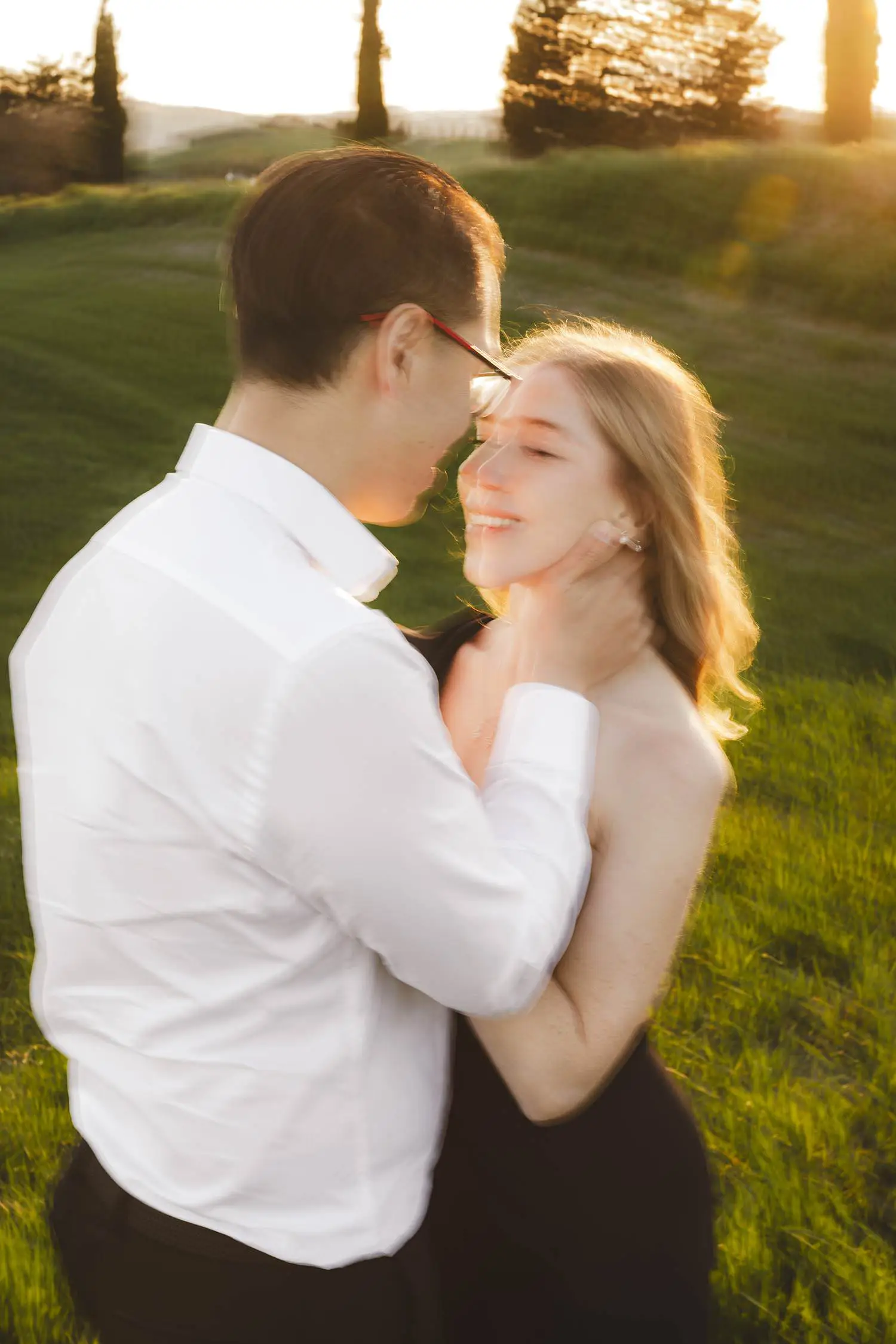 Creative and modern couple photo session in the heart of Tuscany near Pienza
