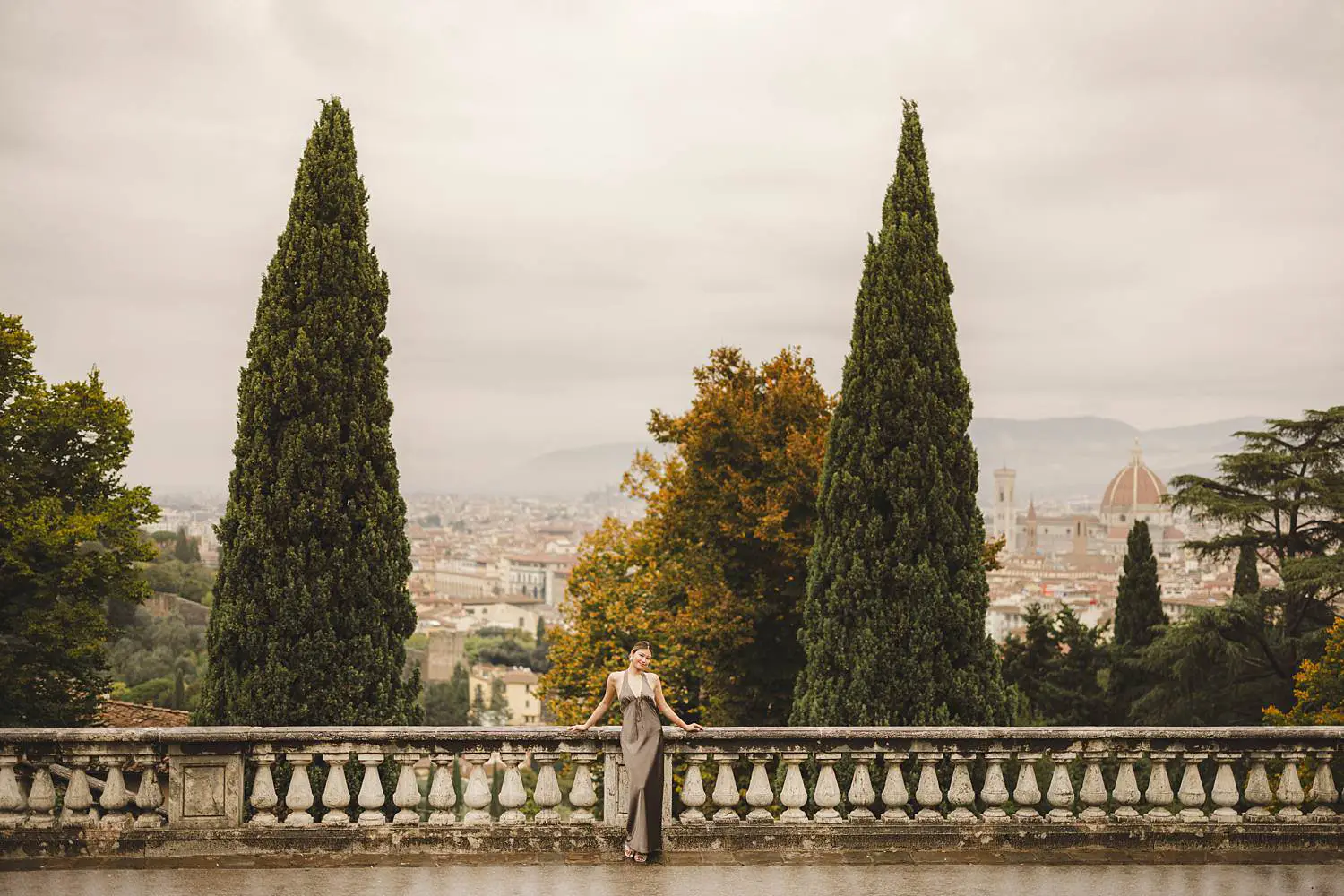 Romantic and fairytale engagement photo session in the most iconic panoramic viewpoint of Florence under a soft rain