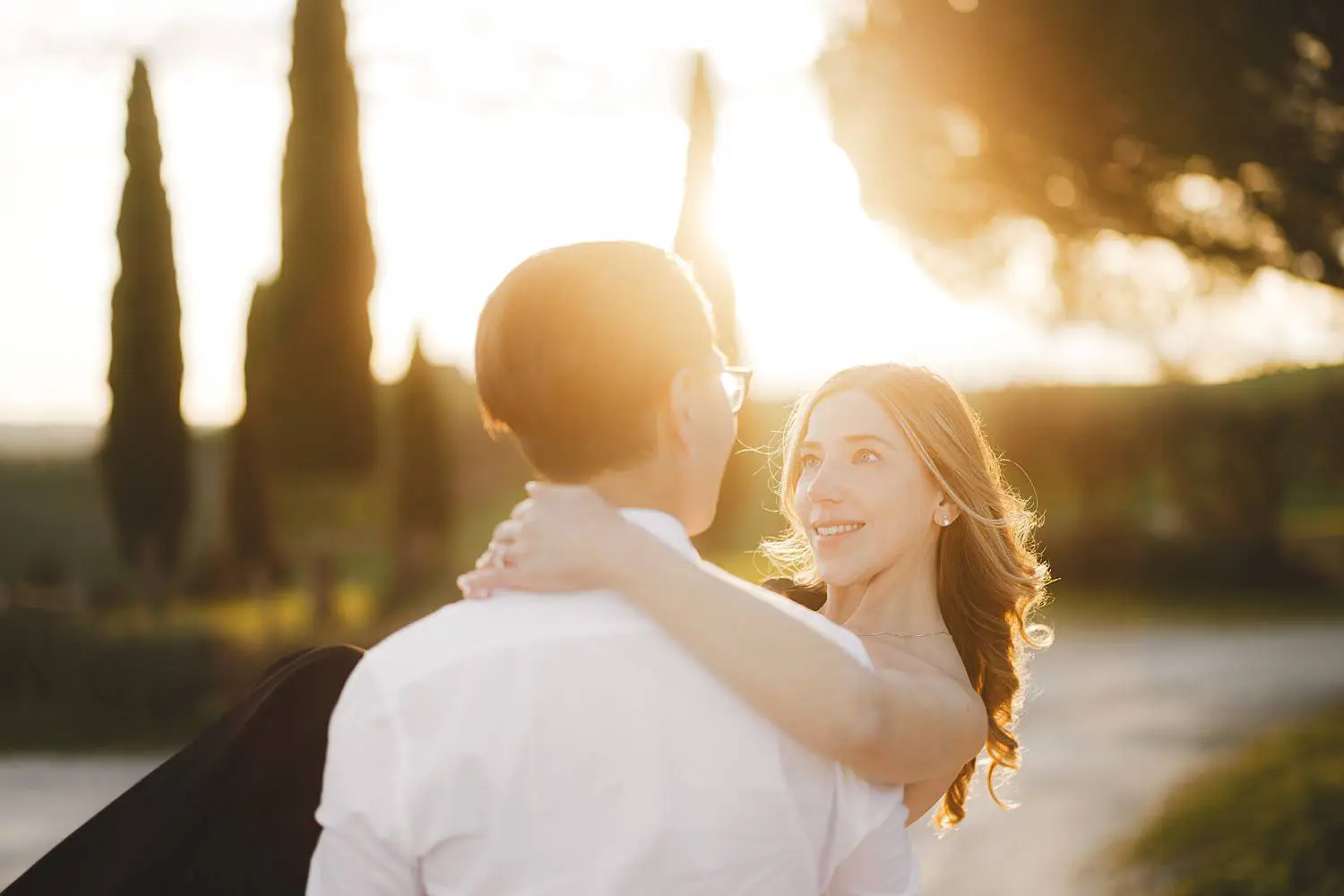 Lovely couple photo shoot under the warm golden light of the Val d’Orcia near Pienza