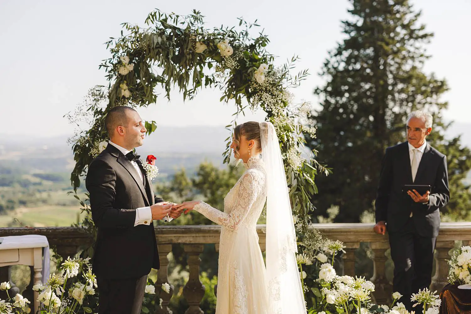 Unforgettable intimate wedding at Villa Belvedere in Loro Ciuffenna, a charming Valdarno wedding venue overlooking rolling Tuscan hills