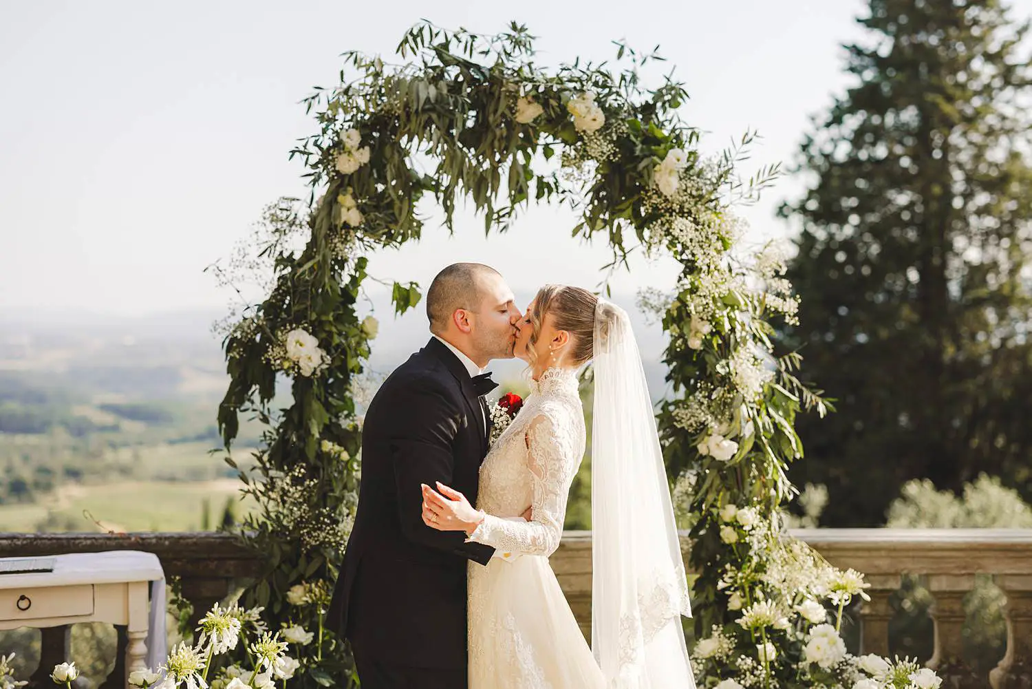 A symbolic ceremony overlooking the Tuscan countryside at Villa Belvedere in Loro Ciuffenna
